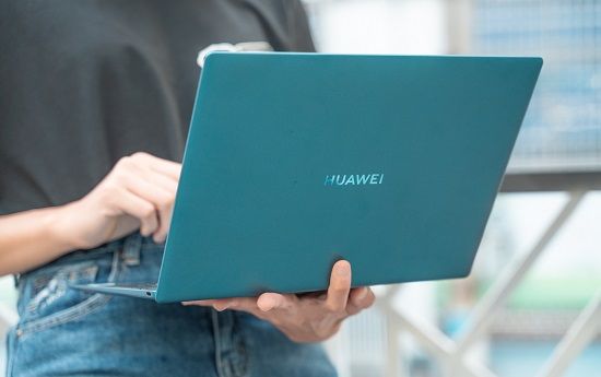 Dosya kağıdı kadar küçük, iki parmakla taşınacak kadar hafif HUAWEI MateBook X