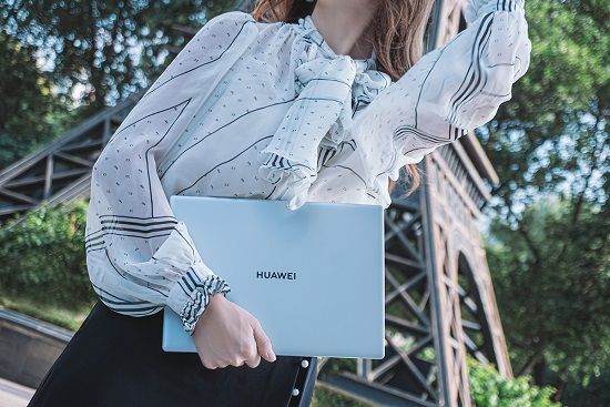 Dosya kağıdı kadar küçük, iki parmakla taşınacak kadar hafif HUAWEI MateBook X