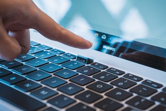 Dosya kağıdı kadar küçük, iki parmakla taşınacak kadar hafif HUAWEI MateBook X