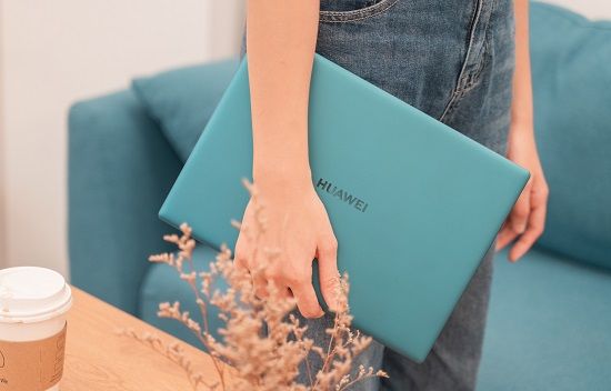 Dosya kağıdı kadar küçük, iki parmakla taşınacak kadar hafif HUAWEI MateBook X