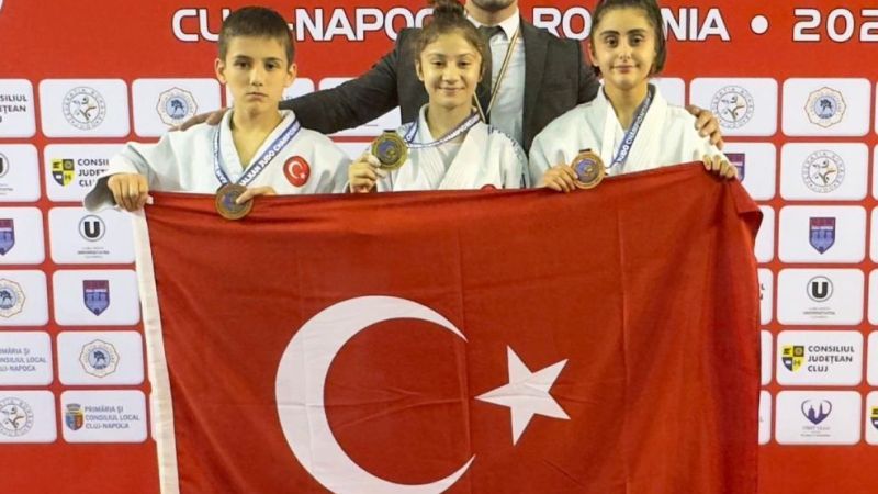 Balkanlarda Türk bayrağı göndere çekildi