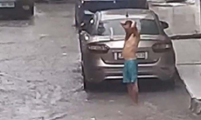 Sağanak yağmur altında şampuanla duş aldı