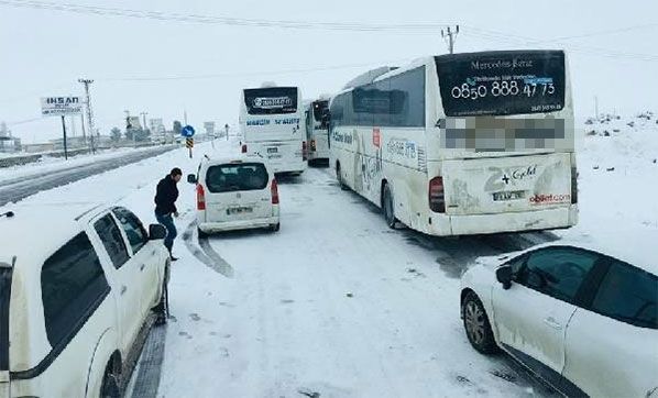 İpek Yolu kardan kapandı, sürücüler mahsur kaldı