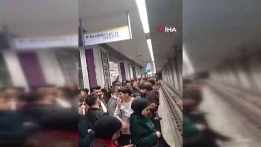 Metro arızalandı, vatandaşlar mağdur oldu Metro arızalandı, vatandaşlar mağdur oldu