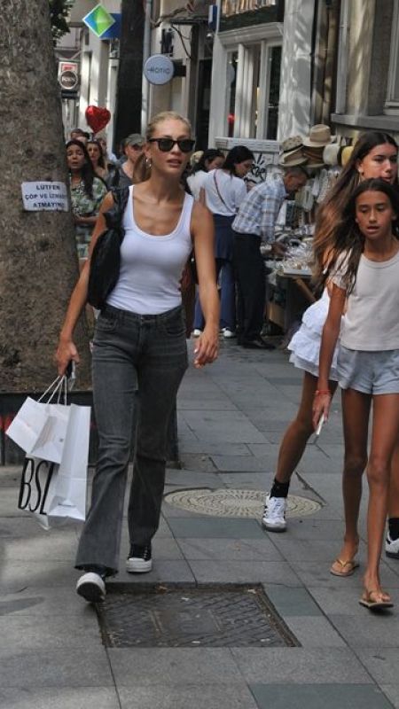 Acun Ilıcalı'nın sevgilisi, Adriana Lima'nın kızlarıyla Nişantaşı’nda alışverişte görüntülendi Acun Ilıcalı'nın sevgilisi, Adriana Lima'nın kızlarıyla Nişantaşı’nda alışverişte görüntülendi