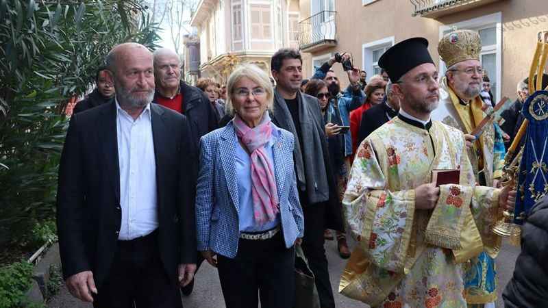Büyükada sahilinde denizden haç çıkarma töreni