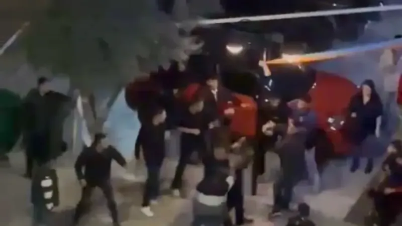 Adana’da iki grup arasında tekmeler havada uçuştu