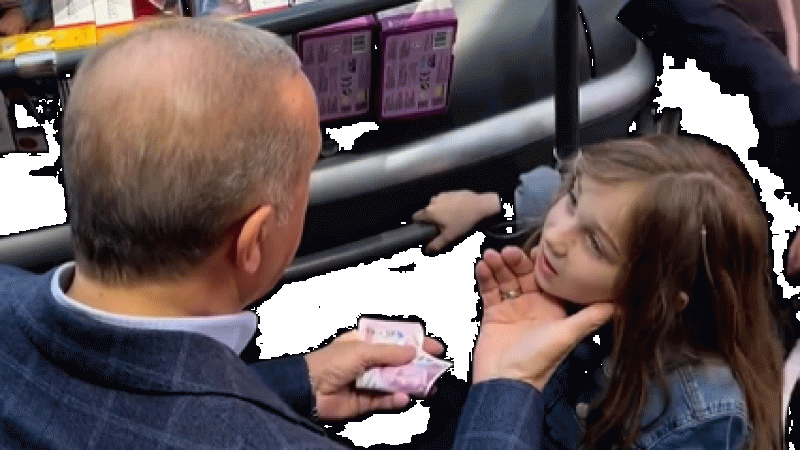 "Onlar seccadeye basıyorlar" diyen çocuğa Cumhurbaşkanından bayram harçlığı "Onlar seccadeye basıyorlar" diyen çocuğa Cumhurbaşkanından bayram harçlığı