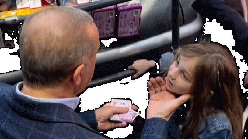 "Onlar seccadeye basıyorlar" diyen çocuğa Cumhurbaşkanından bayram harçlığı "Onlar seccadeye basıyorlar" diyen çocuğa Cumhurbaşkanından bayram harçlığı