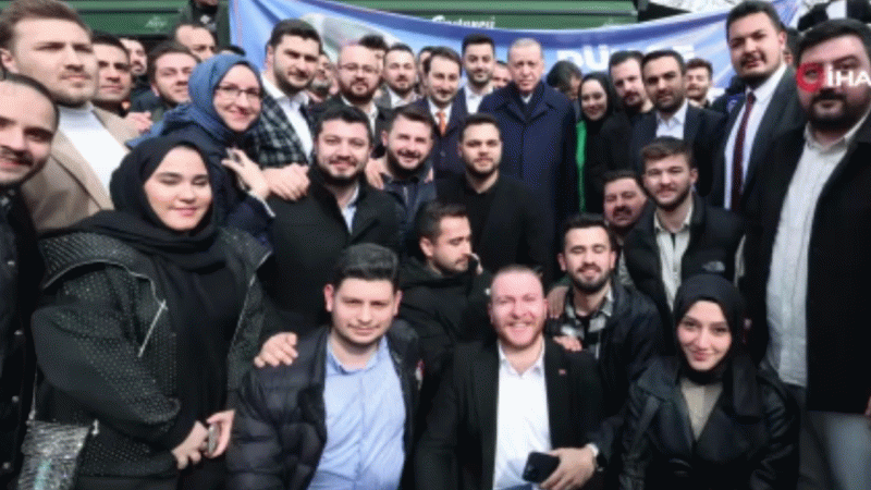 Cumhurbaşkanı Erdoğan'a evinin önünde doğum günü sürprizi