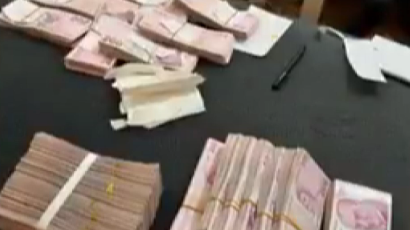 İBB'ye yönelik soruşturmada iki şüphelinin adreslerinde balya balya para bulundu
