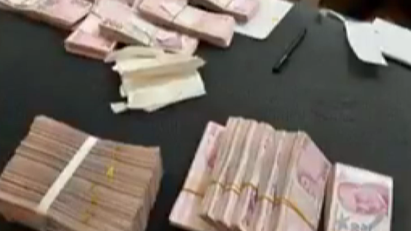 İBB'ye yönelik soruşturmada iki şüphelinin adreslerinde balya balya para bulundu