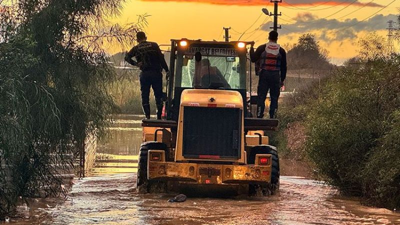Antalya’da etkili olan yağışta mahsur kalanlar kurtarıldı