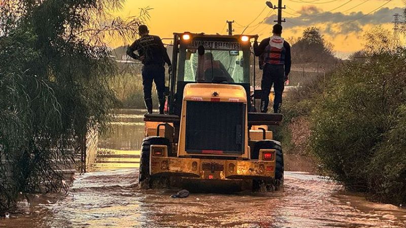 Antalya’da etkili olan yağışta mahsur kalanlar kurtarıldı