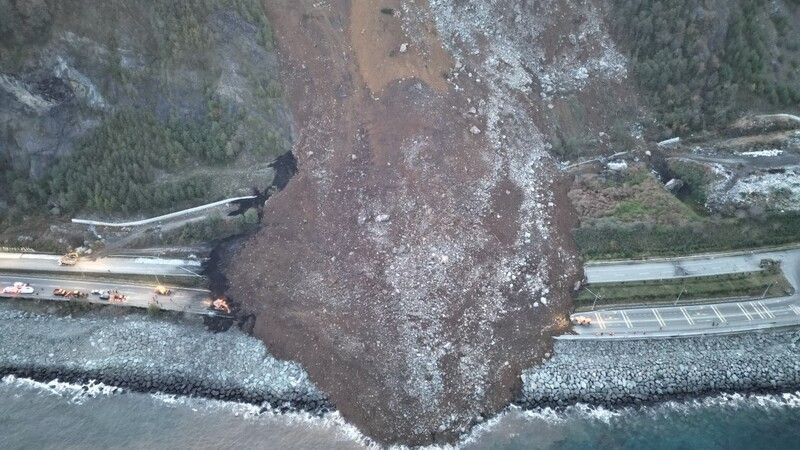 Artvin’de heyelan: Yolun büyük bölümü ulaşıma kapandı!