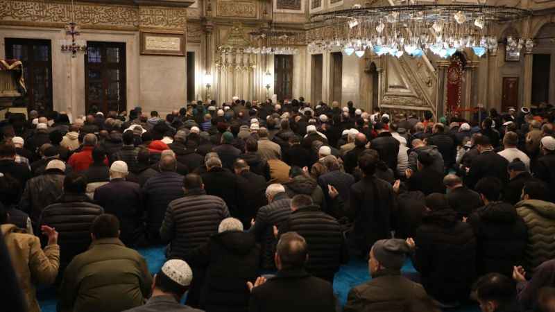 Miraç Kandili Eyüp Sultan’da dualarla ihya edildi