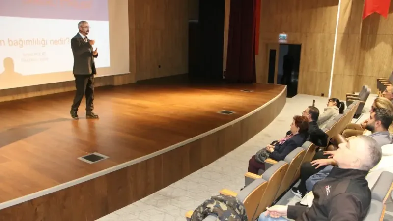 Kartal Belediyesi’nden ‘İnternetin Çocuklar Üzerindeki Zararlı Etkileri’ semineri Kartal Belediyesi’nden ‘İnternetin Çocuklar Üzerindeki Zararlı Etkileri’ semineri