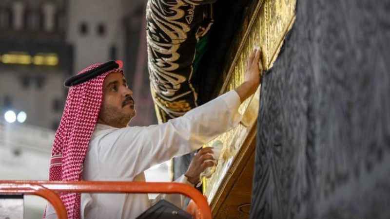 Kabe’de yıkama işlemi gerçekleştirildi Kabe’de yıkama işlemi gerçekleştirildi