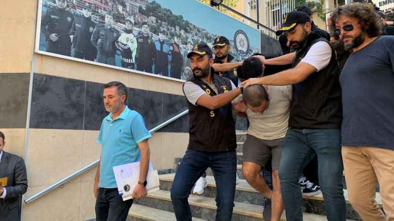 Esenyurt’taki tekel bayi cinayetinin zanlıları adliyeye sevk edildi Esenyurt’taki tekel bayi cinayetinin zanlıları adliyeye sevk edildi