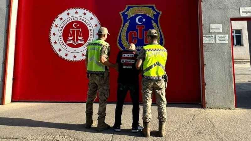 Hatay'da 25 yıl hapis cezasıyla aranan şahıs yakalanıp tutuklandı Hatay'da 25 yıl hapis cezasıyla aranan şahıs yakalanıp tutuklandı