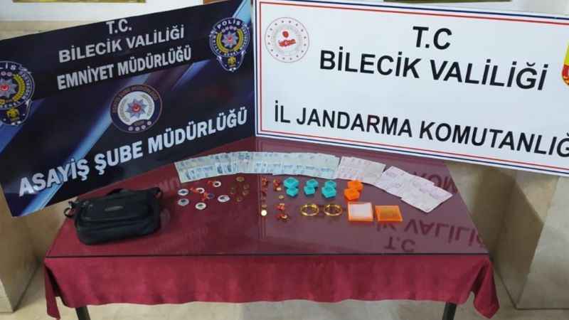Kendini 'Polis' olarak tanıtarak 210 bin liralık vurgun yapan şahıs yakalandı Kendini 'Polis' olarak tanıtarak 210 bin liralık vurgun yapan şahıs yakalandı