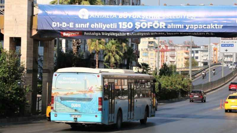 Antalya'da şoförsüz kalan toplu taşıma araçlarına dev afişler de çözüm olmadı Antalya'da şoförsüz kalan toplu taşıma araçlarına dev afişler de çözüm olmadı