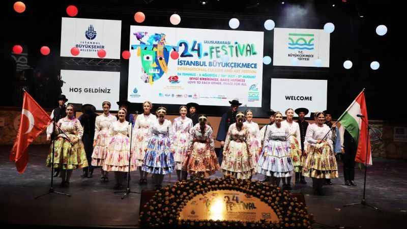 Macar dansçıların “İzmir Marşı” ayakta alkışlandı Macar dansçıların “İzmir Marşı” ayakta alkışlandı