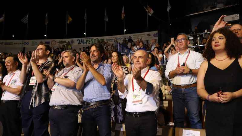 Macar dansçıların “İzmir Marşı” ayakta alkışlandı Macar dansçıların “İzmir Marşı” ayakta alkışlandı