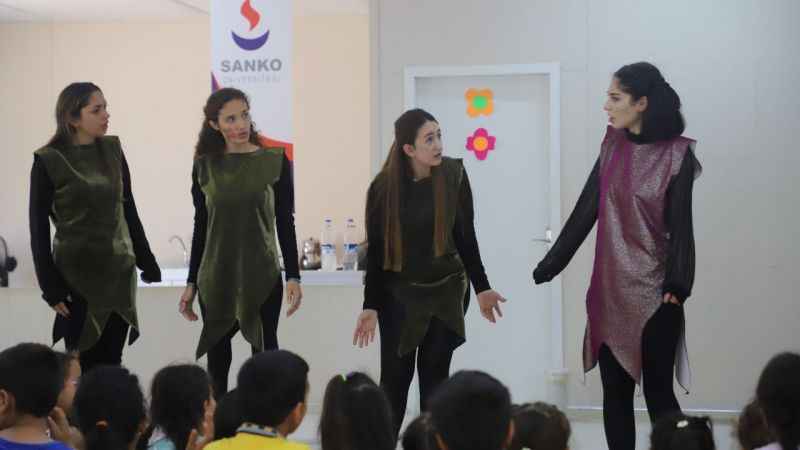 Depremzede çocuklara tiyatro etkinliği Depremzede çocuklara tiyatro etkinliği