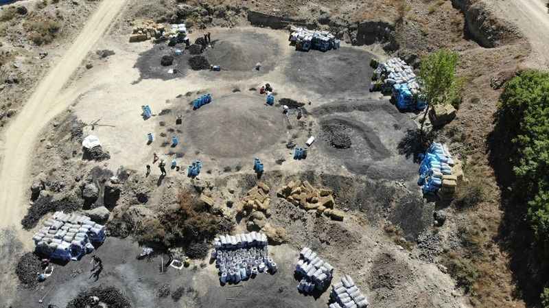 Yüzlerinde kömür karasıyla mevsimlik işçiler Yüzlerinde kömür karasıyla mevsimlik işçiler