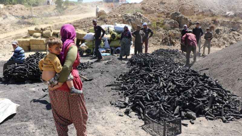 Yüzlerinde kömür karasıyla mevsimlik işçiler Yüzlerinde kömür karasıyla mevsimlik işçiler