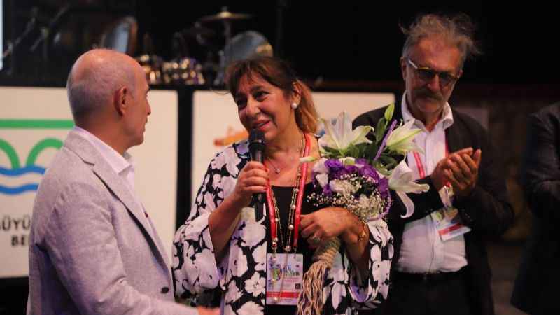 Büyükçekmece'de düzenlenen festivalde ödül zamanı Büyükçekmece'de düzenlenen festivalde ödül zamanı
