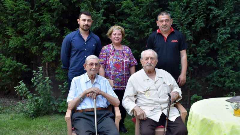 Yüzüncü yaşını 98 yaşındaki arkadaşıyla kutladı Yüzüncü yaşını 98 yaşındaki arkadaşıyla kutladı