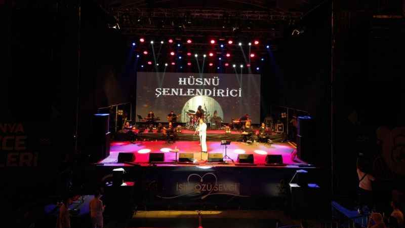 Hüsnü Şenlendirici Düzcelileri mest etti