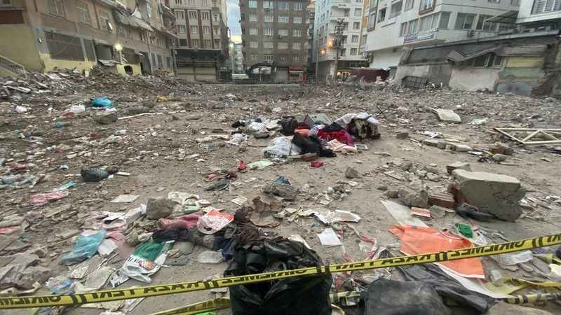 Diyarbakır'da depremde yıkılan binaya ilişkin 3 tahliye Diyarbakır'da depremde yıkılan binaya ilişkin 3 tahliye