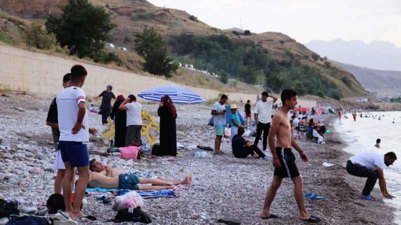 Sıcaktan bunalanlar Van Gölü’ne koştu Sıcaktan bunalanlar Van Gölü’ne koştu