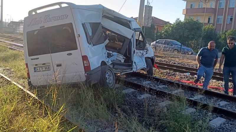Yük treni ile minibüs hem zemin geçitte çarpıştı