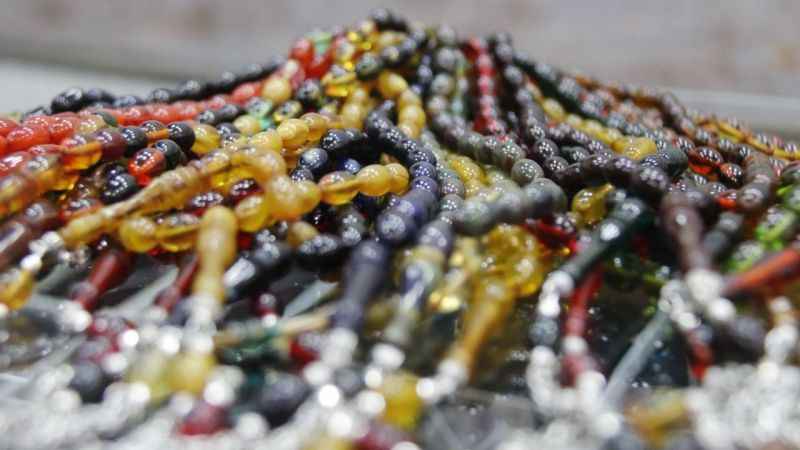 Haritacılığı bıraktı, tesbih işine girdi