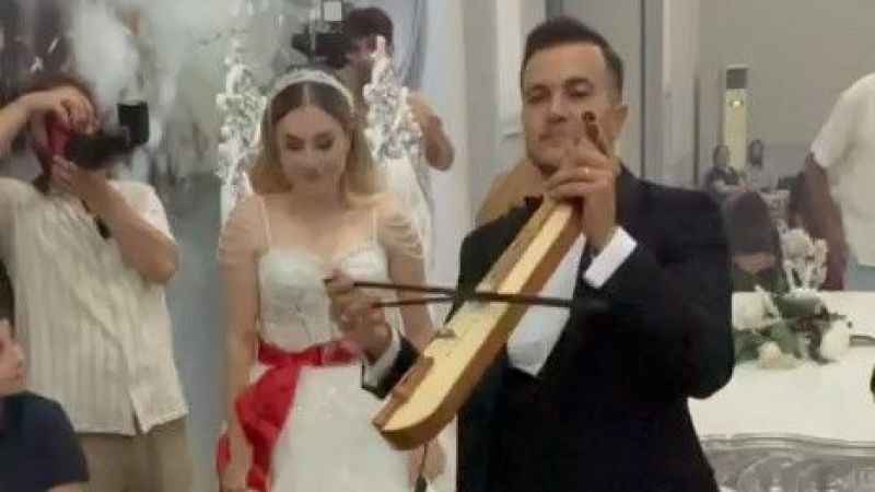 Kendi düğününde hem çaldı hem oynadı Kendi düğününde hem çaldı hem oynadı