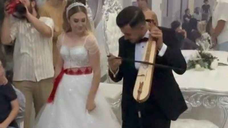 Kendi düğününde hem çaldı hem oynadı Kendi düğününde hem çaldı hem oynadı