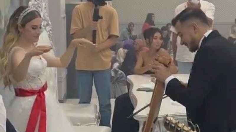 Kendi düğününde hem çaldı hem oynadı Kendi düğününde hem çaldı hem oynadı