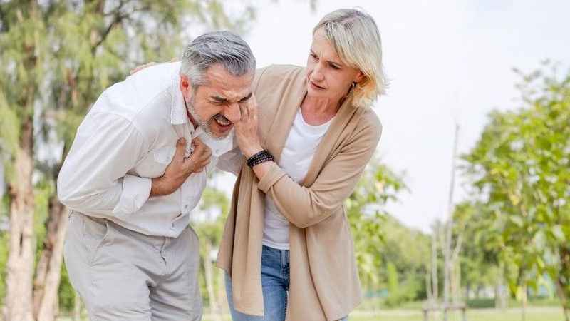 5 dakikadan uzun göğüs ağrısı önemli bir kalp krizi belirtisi