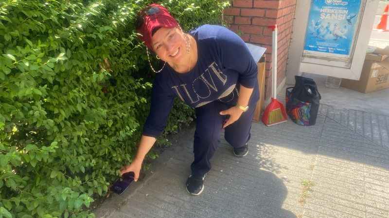 Yolda yürürken 38 bin TL’lik telefon buldu