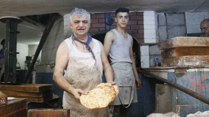 Tarihi Uzun Çarşı'nın en eski fırıncısı sıcaklara rağmen ocak başında Tarihi Uzun Çarşı'nın en eski fırıncısı sıcaklara rağmen ocak başında