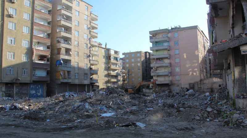Diyarbakır’da depremde 60 kişinin hayatını kaybettiği bina 'ruhsatsız' ve 'projesiz' inşa edilmiş Diyarbakır’da depremde 60 kişinin hayatını kaybettiği bina 'ruhsatsız' ve 'projesiz' inşa edilmiş