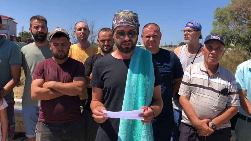 Su sıkıntısını yalakta duş alarak protesto ettiler Su sıkıntısını yalakta duş alarak protesto ettiler