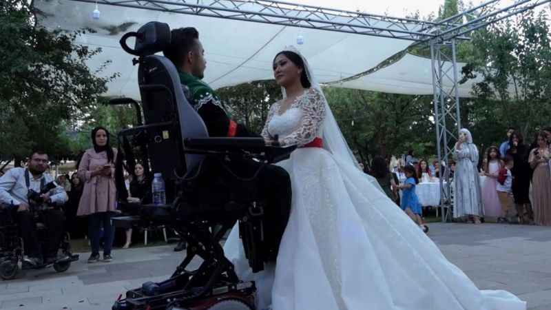 Bedensel engelli Alihan'a Filipinli gelin Bedensel engelli Alihan'a Filipinli gelin