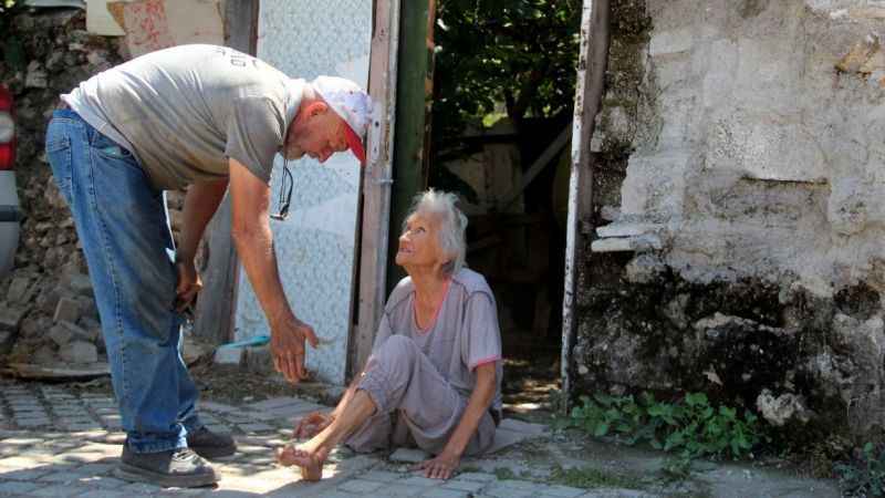 Bakıma muhtaç komşusu için gözyaşlarına boğuldu Bakıma muhtaç komşusu için gözyaşlarına boğuldu