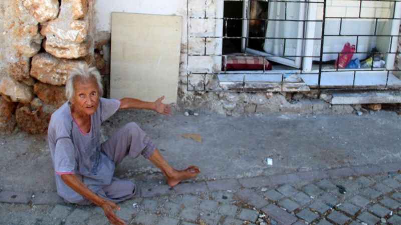 Bakıma muhtaç komşusu için gözyaşlarına boğuldu Bakıma muhtaç komşusu için gözyaşlarına boğuldu