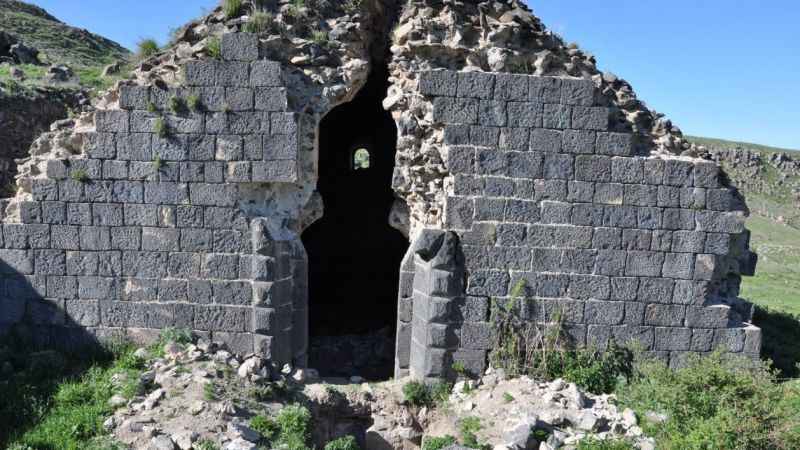 Kars’ta defineciler kiliseyi talan etti